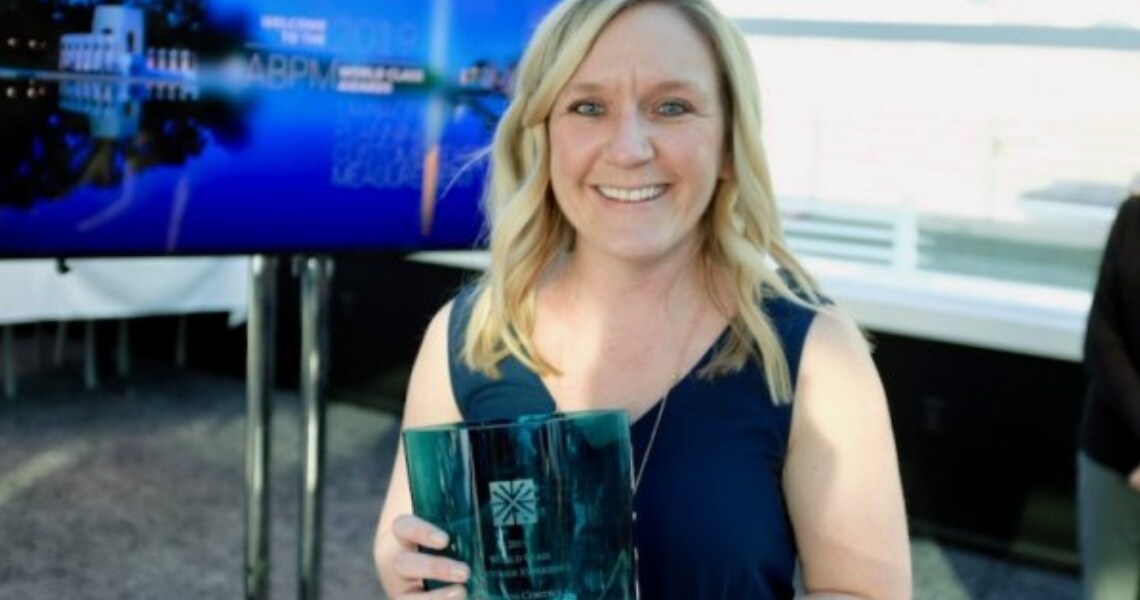 Ashley Spexarth, senior customer briefing representative, Johnson Controls, holding an award plaque