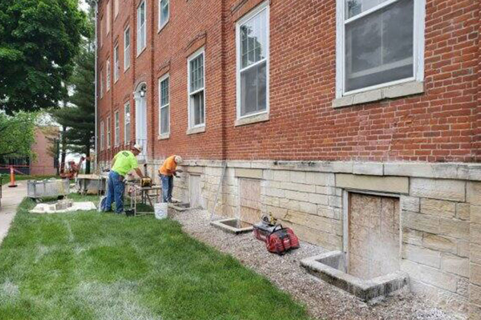 Crewfolk installing windows on the buildings of Cornell College, Iowa