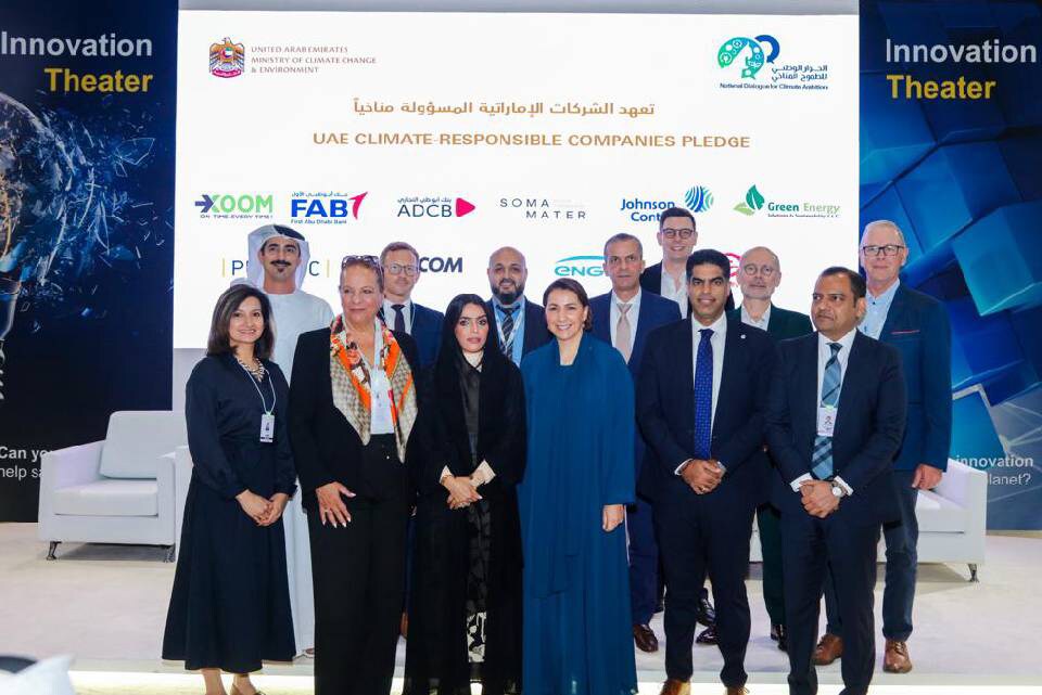 Johnson Controls representatives with the UAE Ministry of Climate Change and Environment (MOCCAE) representatives at the signing of the Climate-Responsible Companies Pledge