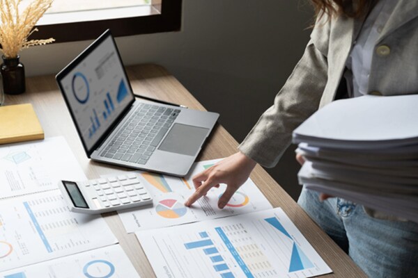 A women looking at the chart