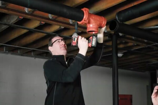 Man installing a grooved coupling